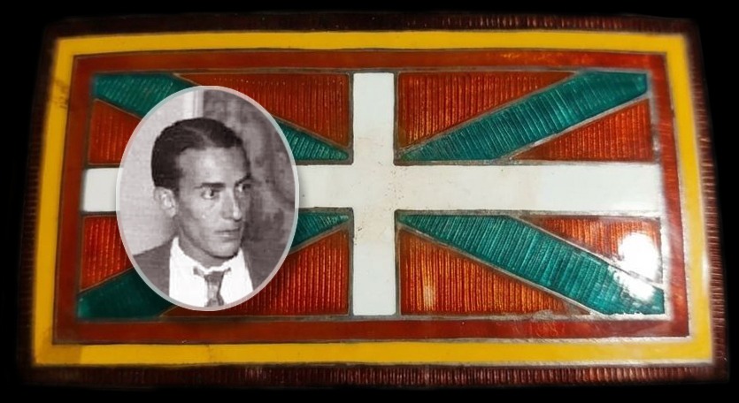 Fotomontaje: Xabier de Frutos y la hebilla grande del cinturón que formaba parte del uniforme miliciano que él mismo diseñó